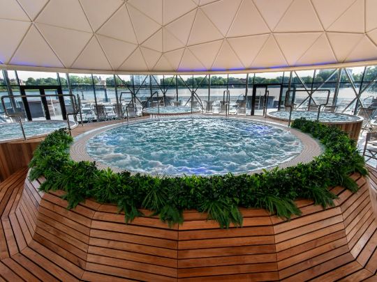 Купальный бассейн с аэро и гидромассажем